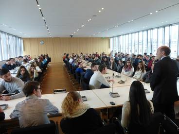 Die Jahrgangsstufe 12 des Beruflichen Gymnasiums im Gespräch mit dem Generalsekretär der CDU MdL Manfred Pentz